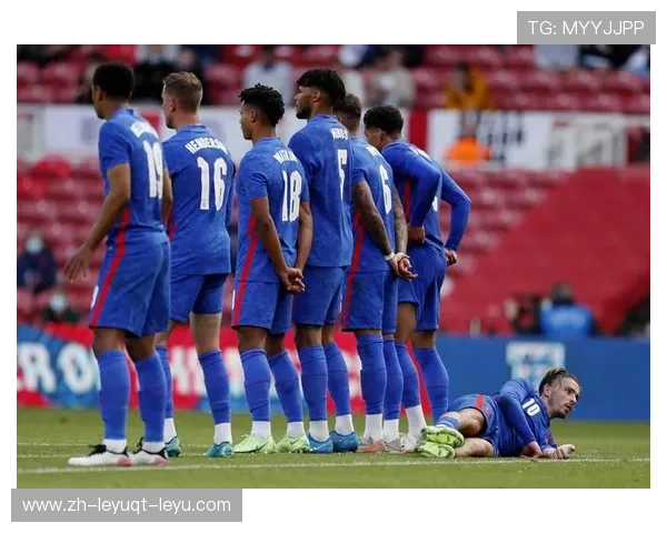 足球直接任意球在比赛关键时刻如何通过战术配合打破对方防线